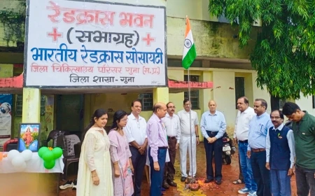 रेड क्रॉस भवन पर पहली बार ध्वजारोहण