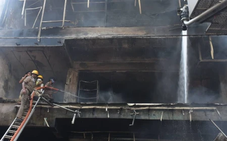 मुंबई की चार मंजिला व्यावसायिक इमारत में लगी आग, 11 लोगों को सुरक्षित बचाया गया