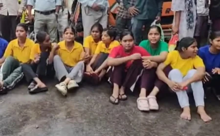 लखनऊ में स्कूली छात्राओं का प्रदर्शन, शिक्षकों की कमी और बुनियादी सुविधाओं को लेकर जताया विरोध