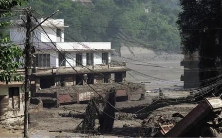 नेपाल बाढ़: सुरंग में फंसे लोगों को बचाने का अभियान तेज, त्रासदी से बचे 21 भारतीय काठमांडू पहुंचे