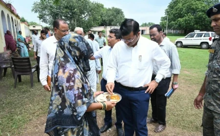 कलेक्टर ने खुद चखा बच्चों का खाना, गुणवत्ता खराब मिली तो समूह हटाने के निर्देश