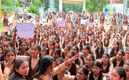 उज्जैन में छात्राओं के प्रदर्शन का असर, सराफा स्कूल शिफ्ट करने का फैसला सरकार ने लिया वापस