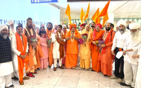 संत संसद में शामिल होने लंदन पहुंचे संतों का हीथ्रो एयरपोर्ट पर भव्य स्वागत