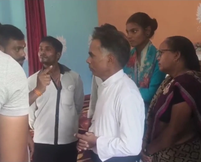 लखनऊ: धर्मांतरण की सूचना पर चर्च पहुंचा बजरंग दल, पांच लोगों को पुलिस ने हिरासत में लिया