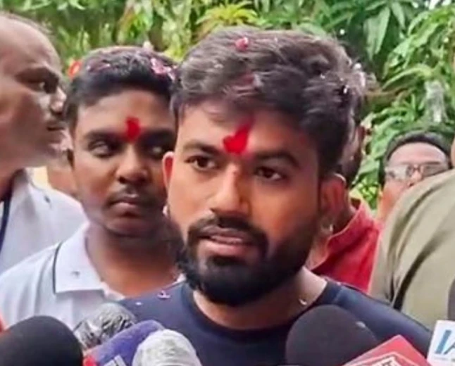 अमेरिका में पढ़ाई के खर्च पर अभिजीत दीपके का जवाब, बोले- स्कॉलरशिप और एजुकेशन लोन से की पढ़ाई