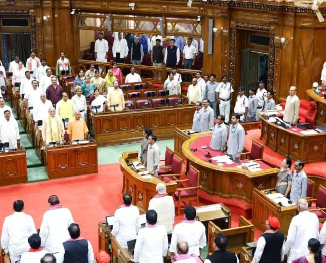विधान परिषद में चढ़ावा चोरी पर हंगामा, केशव मौर्य का सपा पर निशाना; 15 मिनट के लिए स्थगित हुई कार्यवाही
