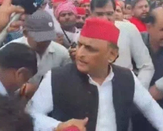जनेश्वर मिश्र जयंती पर सपा का शक्ति प्रदर्शन, अखिलेश बोले- PDA में 'P' का मतलब पंडित, 2027 में बदलाव तय