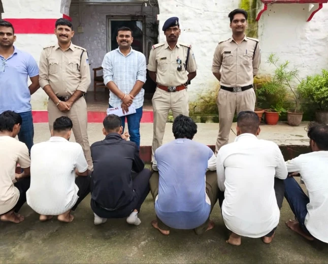 गुना पुलिस की बड़ी कार्रवाई, 25 जुआरी गिरफ्तार; 60 हजार से ज्यादा की रकम जब्त