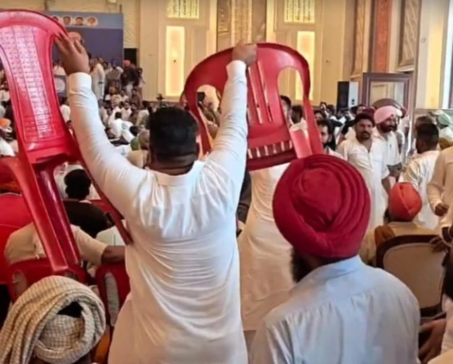 राजा वड़िंग ने मंच से चन्नी समर्थक को बुलाया, फोन मिलाया; बैठक में गूंजे 'चन्नी जिंदाबाद' के नारे