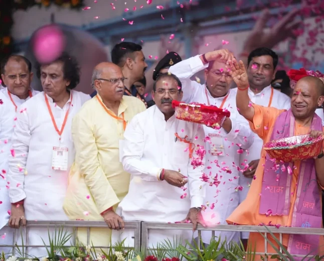 कांवड़ पथ पर पुष्पवर्षा से सीएम ने पश्चिमी यूपी को साधा, कांवड़ियों पर चढ़ी सियासी समीकरणों की नई तासीर