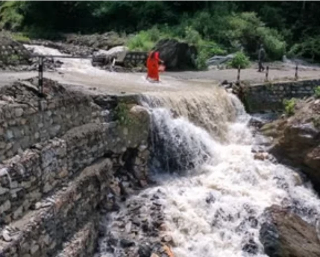 भारी बारिश से मांडो गांव में बढ़ा खतरा, गदेरे का पानी बस्ती में घुसा; पूरी रात दहशत में रहे ग्रामीण