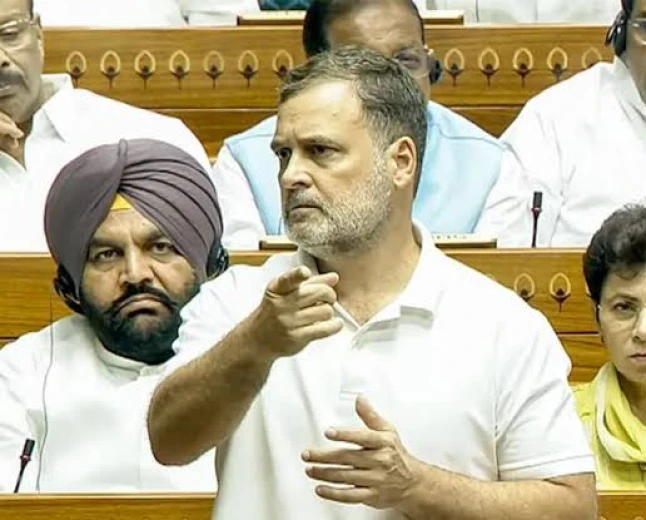 राहुल गांधी समेत विपक्ष का अमित शाह पर निशाना, संसद में बयान देने की उठी मांग