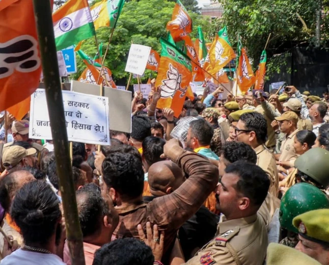 उमर सरकार के खिलाफ भाजपा का हल्लाबोल, रोजगार और विकास के मुद्दे पर जम्मू में प्रदर्शन