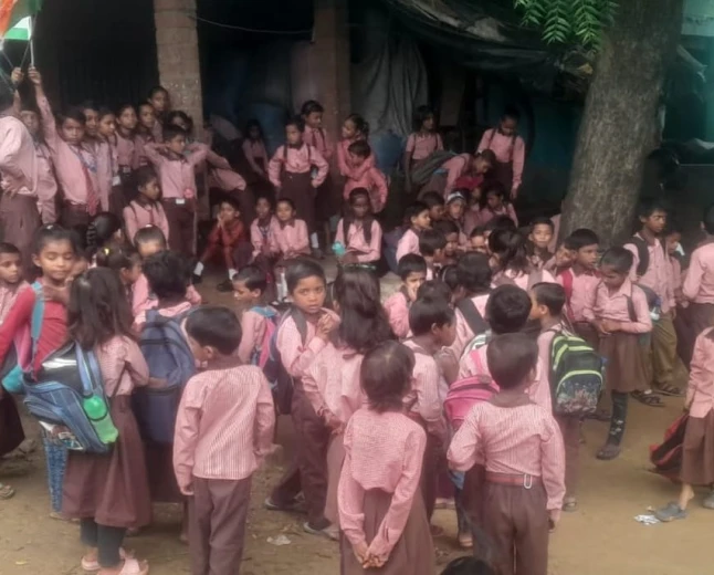 कानपुर में जर्जर स्कूल के खिलाफ बच्चों का अनोखा प्रदर्शन, चार घंटे तक कक्षाओं से बाहर बैठकर लगाए नारे