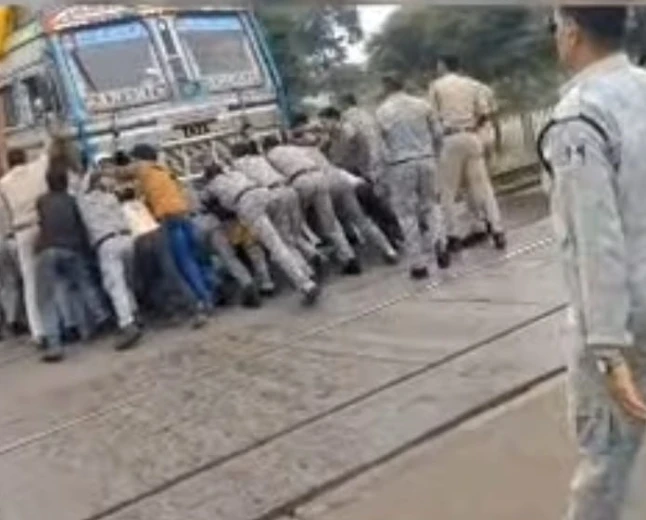 सागर में रेलवे ट्रैक पर फंसा ट्रक, QRF जवानों की सूझबूझ से टला बड़ा हादसा