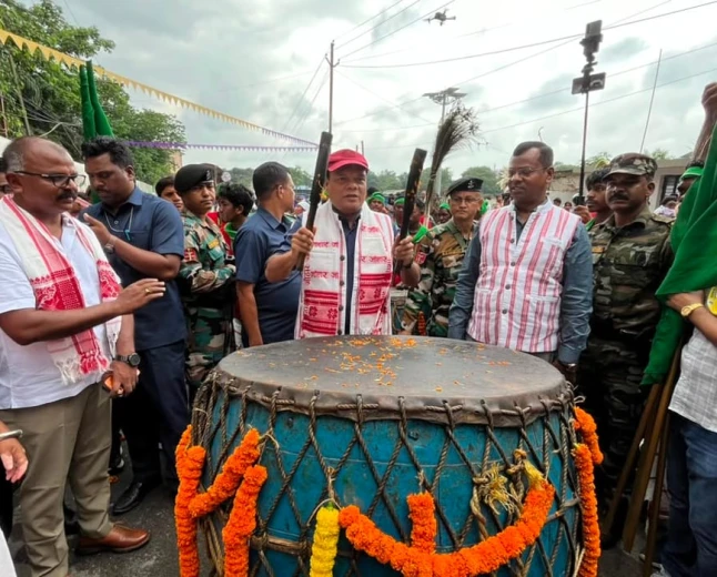 झारखंड: रांची में गूंजा वीर बिरसा मुंडा का जयघोष, 10 हजार कलाकारों के साथ निकली भव्य जतरा