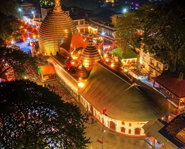 मां कामाख्या मंदिर की अद्भुत वास्तुकला: विशाल गुम्बद से पंचरत्न तक, जानिए रात में कैसा दिखता है पूरा परिसर