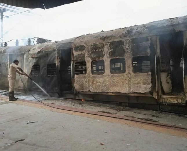 सिमरी बख्तियारपुर स्टेशन पर पैसेंजर ट्रेन के इंजन में भीषण आग, सभी यात्री सुरक्षित; कई ट्रेनें हुईं प्रभावित