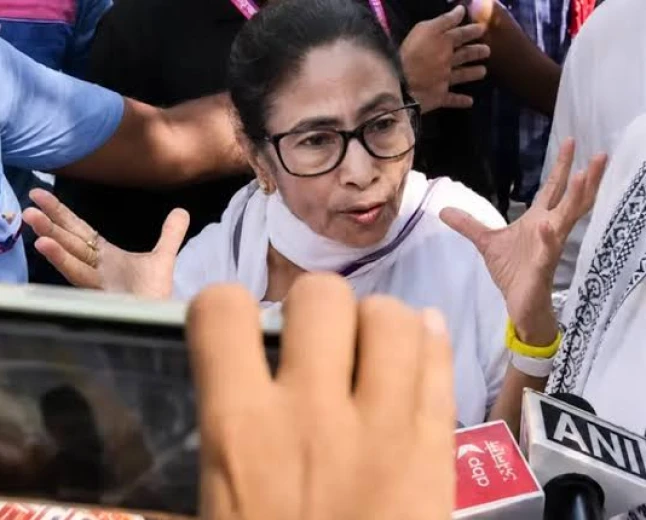 ममता बनर्जी के काफिले पर हमला, प्रदर्शनकारियों ने फेंके पत्थर-जूते; पुलिस पर लगाए गंभीर आरोप