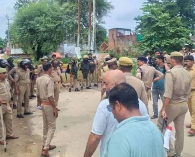 लखनऊ के कसमंडी विवादित ढांचे पर फिर बढ़ा तनाव, जलाभिषेक की कोशिश पर पुलिस ने रोका