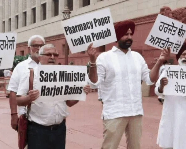 फार्मेसी पेपर विवाद पर पंजाब विधानसभा में हंगामा, कांग्रेस ने हरजोत बैंस के इस्तीफे की मांग की