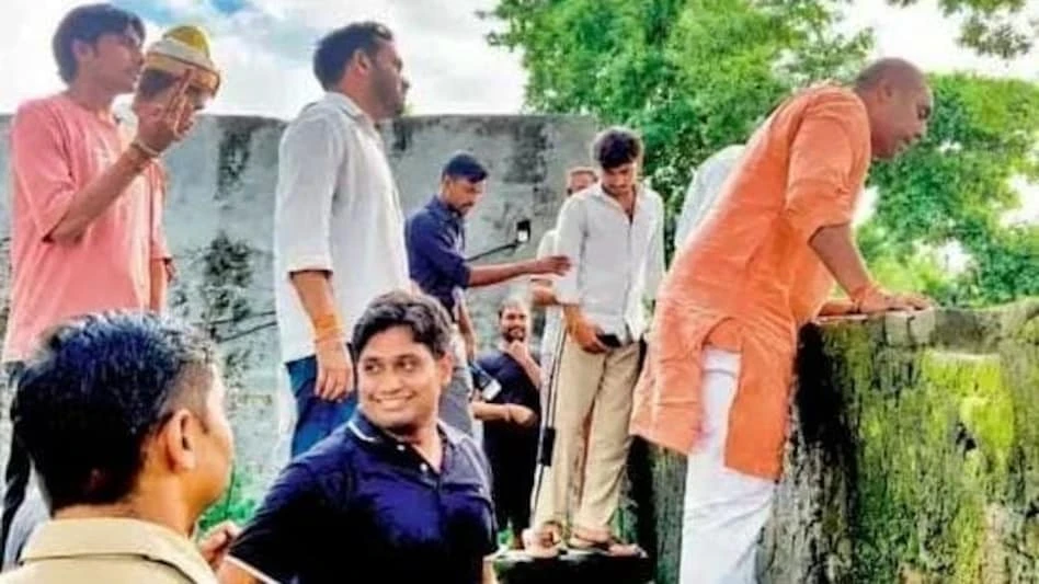 दीवार फांदकर इंटर कॉलेज में पहुंचे राज्यमंत्री सुरेंद्र दिलेर, पांच कमरों की छत गायब देख भड़के