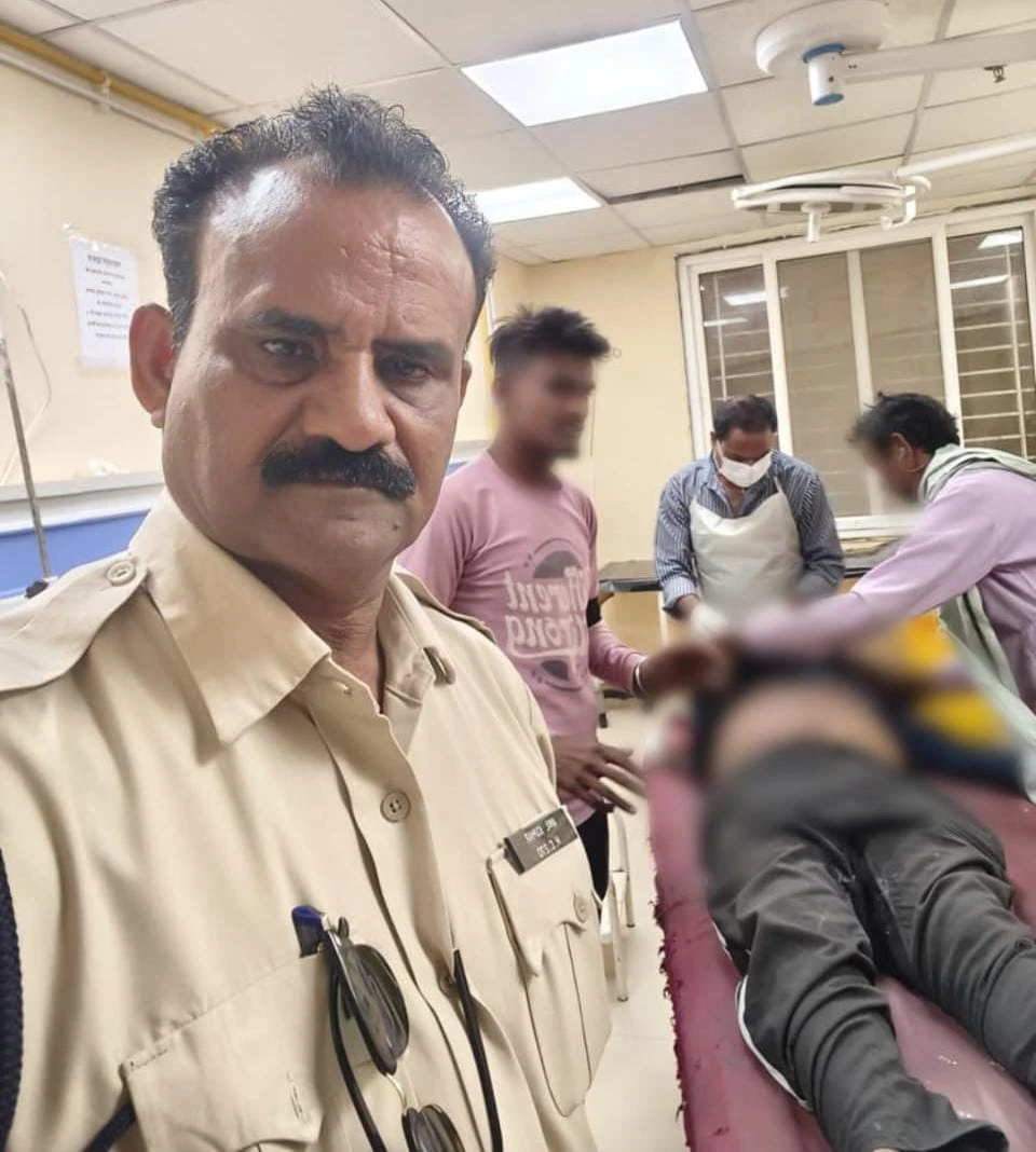 म्याना थानांतर्गत सड़क दुर्घटना में गंभीर रूप से घायल व्यक्ति को डायल-112 जवानों ने समय पर पहुँचाया अस्पताल