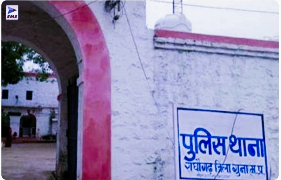 राघौगढ़ में विवाद देखने पहुंचे ग्रामीण पर हमला, गर्दन पर कट्टा अड़ाकर दी धमकी; दो आरोपियों पर केस दर्ज