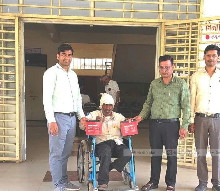 जनसुनवाई में प्राप्त आवेदन पर दिव्यांग बाबूलाल अहिरवार को तत्काल मिली नई बैटरियां