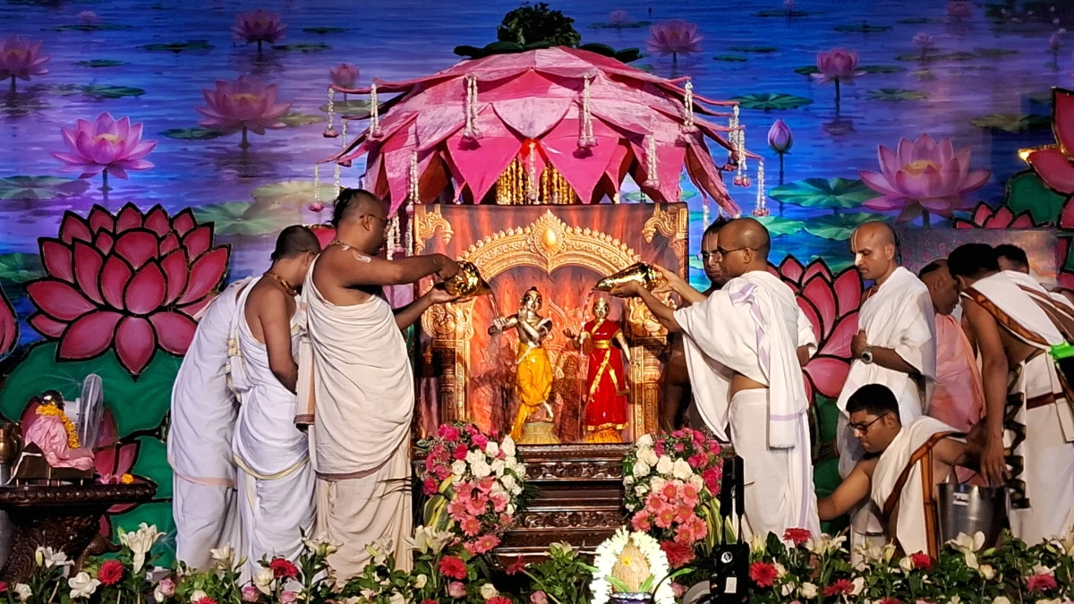 श्रीकृष्ण जन्माष्टमी पर भक्ति में डूबा वृंदावन चंद्रोदय मंदिर