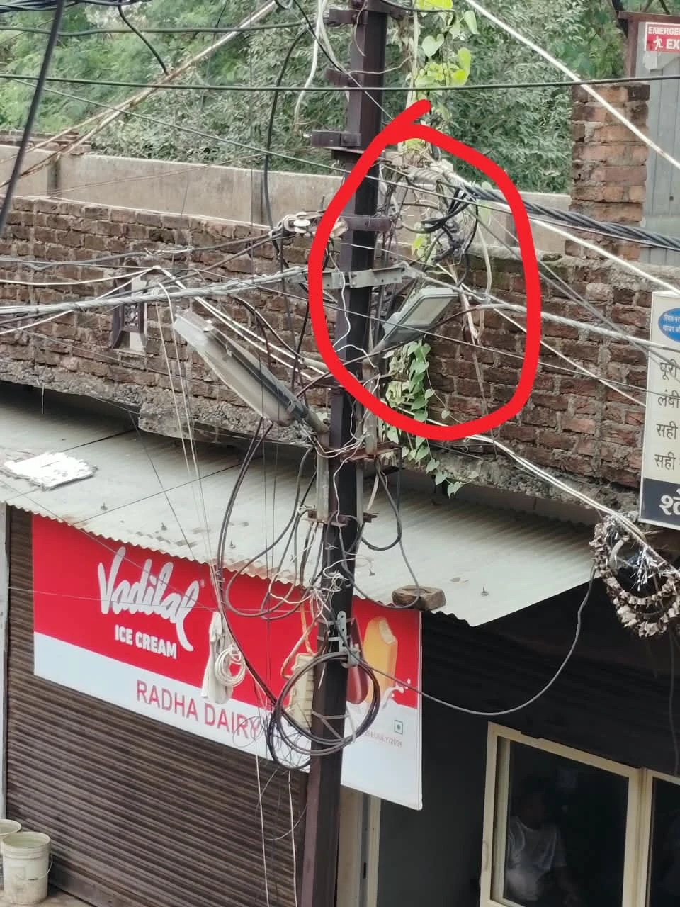 सीएम हेल्पलाइन में शिकायत के बाद भी समाधान नहीं, खराब स्ट्रीट लाइट की जगह एक हैलोजन ही निकाल ले गए कर्मचारी