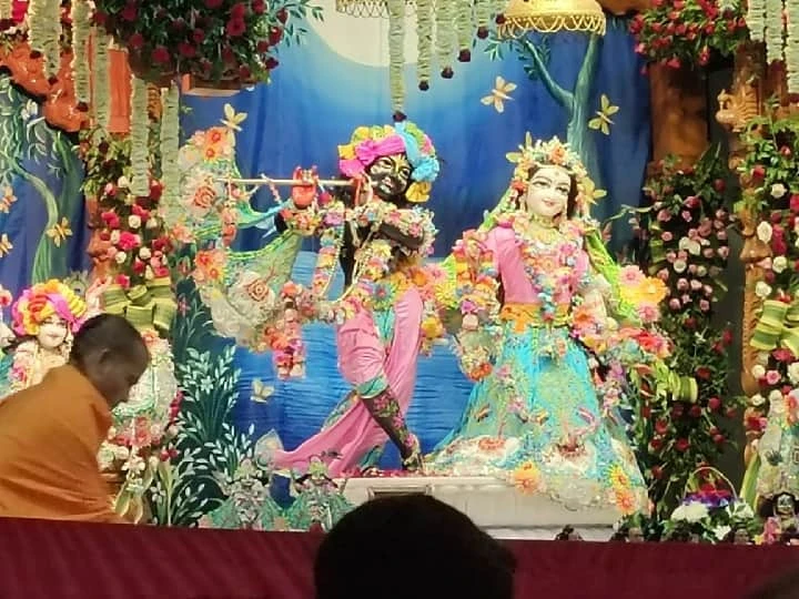शंख-घंटियों की गूंज के बीच थोड़ी देर में जन्मेंगे कान्हा, भक्तों को प्राकट्य दर्शन का इंतजार