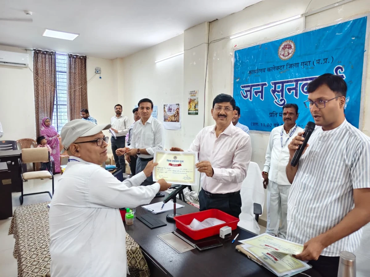 कलेक्‍टर ने उत्‍कृष्‍ट कार्य करने वाले कर्मचारियों को सम्‍मानित