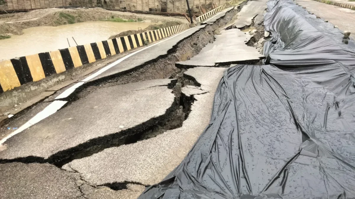 लखनऊ में बारिश के बीच इकाना स्टेडियम के पास धंसी एलडीए की सड़क, पॉलीथिन और चादर से ढका क्षतिग्रस्त हिस्सा