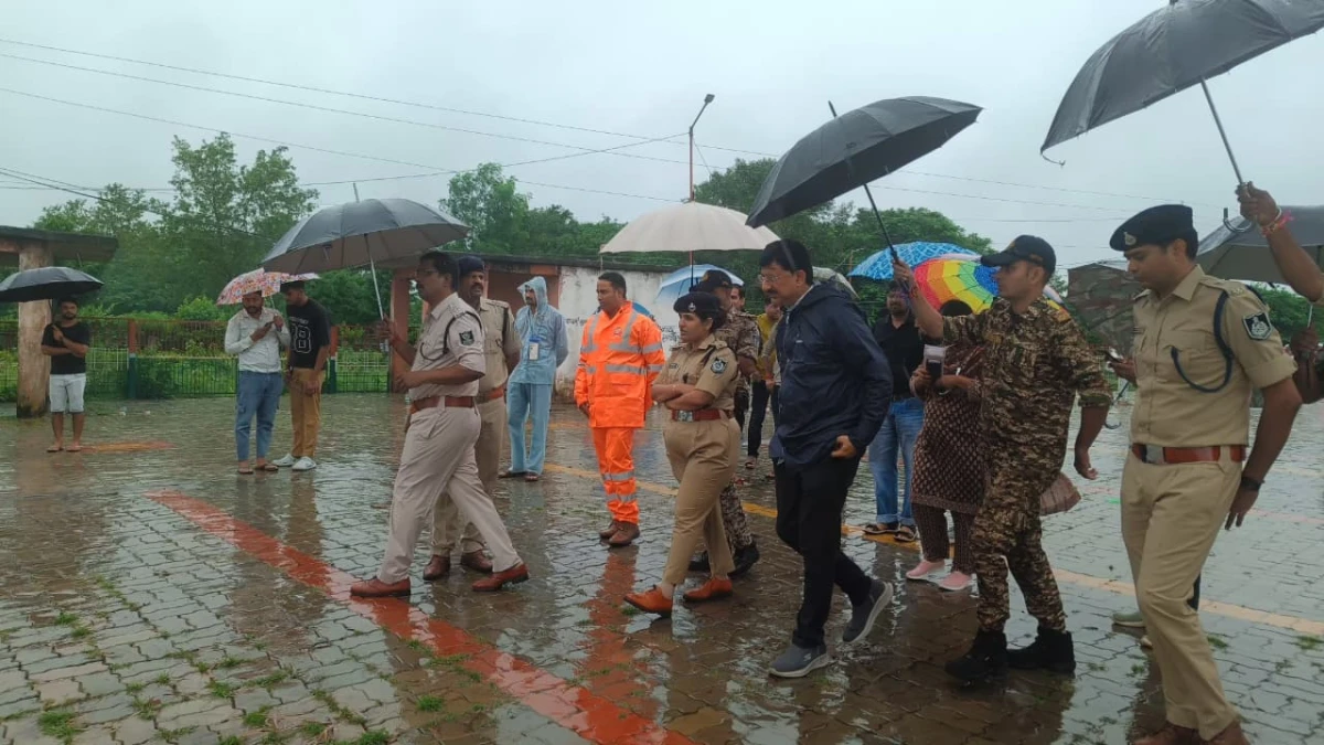लगातार बारिश के बीच कलेक्टर-एसपी ने संभाला मोर्चा, जलस्रोतों और संवेदनशील इलाकों का किया निरीक्षण
