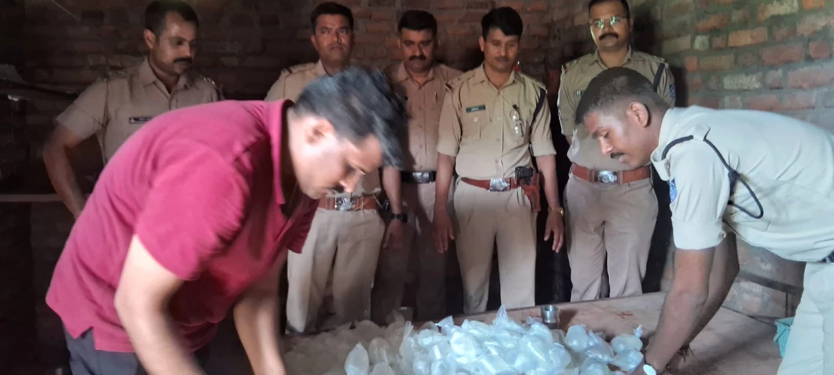 गुना में अवैध शराब पर आबकारी विभाग की बड़ी कार्रवाई, 62 लीटर हाथ भट्टी मदिरा जब्त