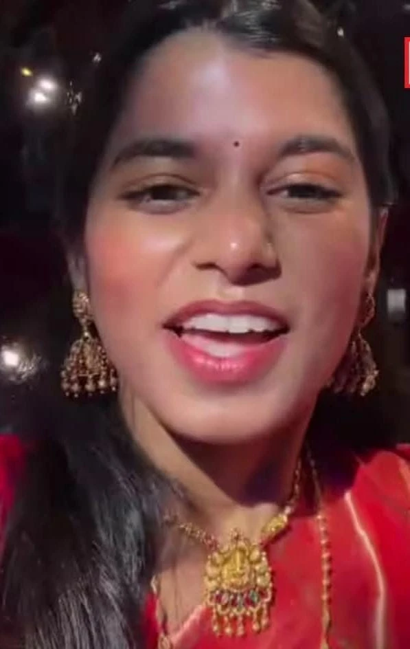 मैथिली ठाकुर के विदेश दौरे पर बिहार में सियासी घमासान, राजद ने बाढ़ और महिला सुरक्षा को लेकर साधा निशाना
