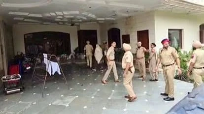 अमरजीत चावला के घर पुलिस की दबिश, तीन वाहनों में पहुंची टीम; पत्नी से पूछताछ, आरोपी घर पर नहीं मिले