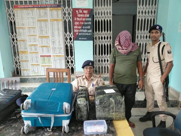 THREE SMUGGLERS ARRESTED WITH GOLD BISCUITS,CANNABIS AND Rs. 10 LAKH IN CASH