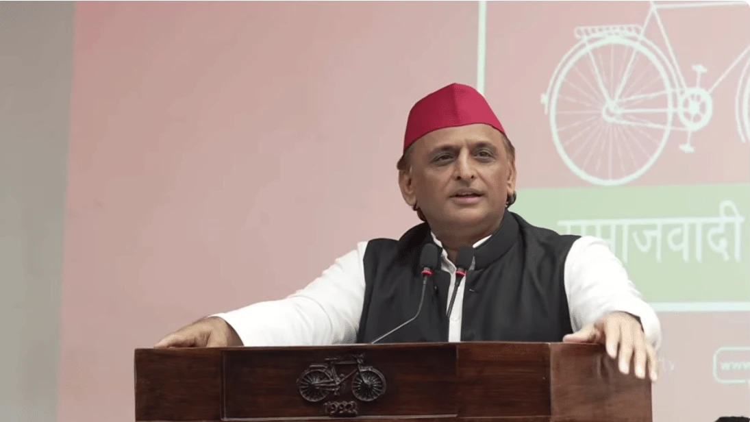 यूपी: अखिलेश ने सीएम योगी पर तंज कसते हुए दिखाया वीडियो, बोले- हरे और लाल रंग मिलकर सपा का झंडा बन जाएंगे