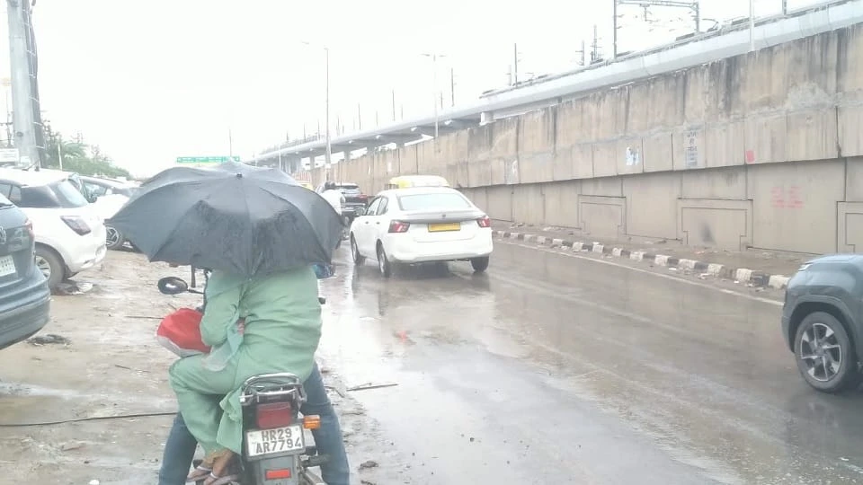 दिल्ली-एनसीआर में बदला मौसम, फरीदाबाद समेत कई इलाकों में बारिश; उमस भरी गर्मी से मिली राहत