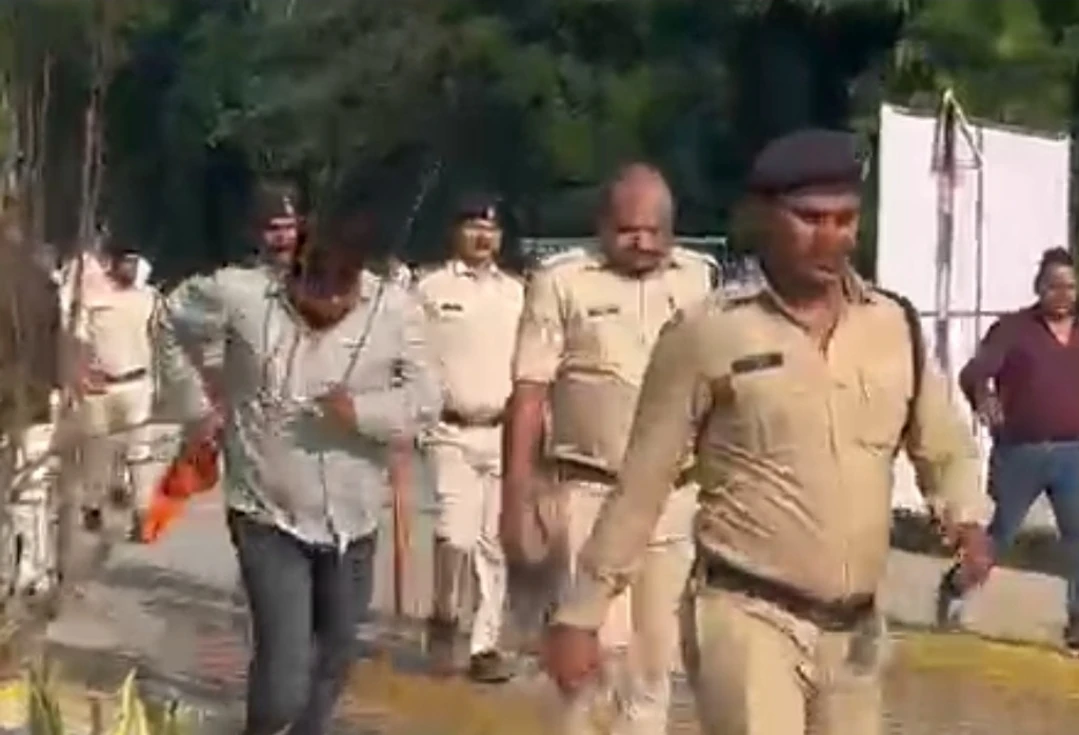 ग्वालियर में सिंधिया के भाषण के बीच काले झंडों से विरोध, BJP कार्यकर्ताओं में भिड़ंत; कुर्सियां लहराने से मचा हंगामा, पुलिस ने संभाला मोर्चा
