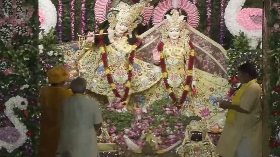मथुरा में जन्मे कान्हा, श्रीकृष्ण जन्मभूमि पर गूंजे बधाई गीत; घर-घर मनाया गया जन्मोत्सव