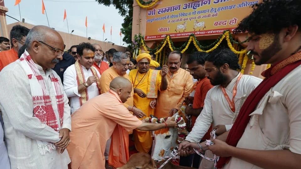 जन्माष्टमी पर कृष्ण जन्मभूमि पहुंचे सीएम योगी, गो-पूजन के बाद श्रद्धालुओं पर की पुष्पवर्षा; जयकारों से गूंजा परिसर