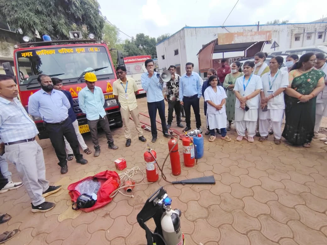 आग से बचाव की तैयारी: जिला चिकित्सालय स्टाफ ने सीखी फायर सेफ्टी तकनीकें