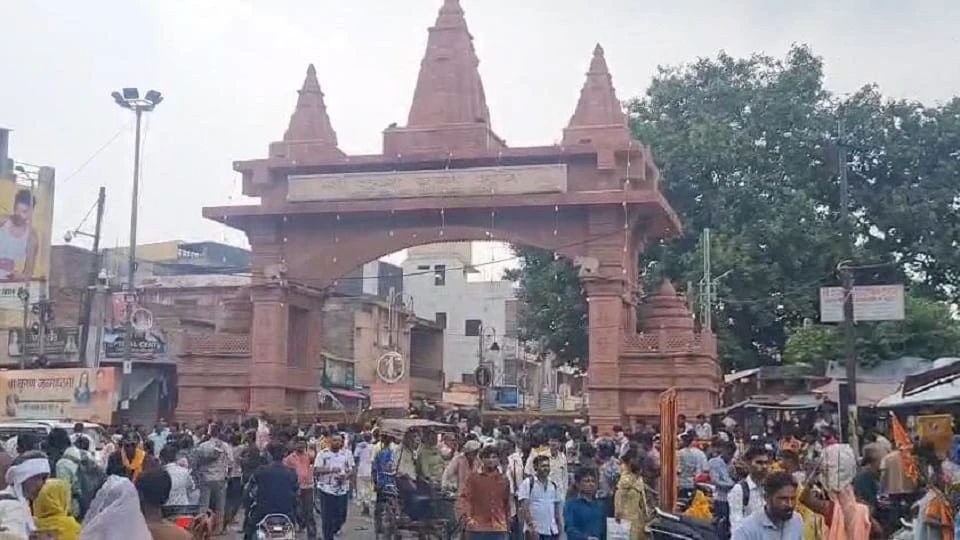 मथुरा जन्माष्टमी 2026: कान्हा की नगरी में उमड़ा आस्था का सैलाब, बांकेबिहारी मंदिर में रात 1:45 बजे मंगला आरती
