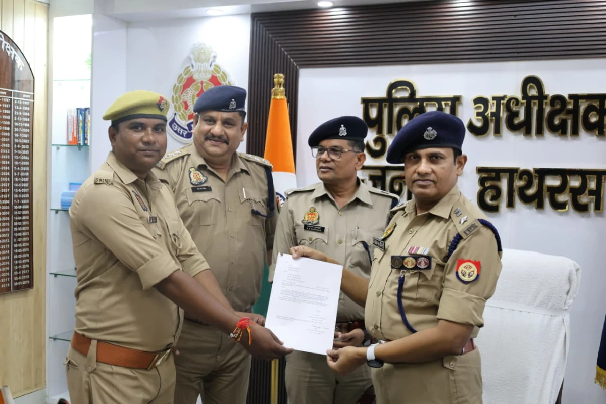 पुलिस सेवा के साथ पढ़ाई जारी रखी, अब बने अंग्रेजी के प्रवक्ता: हाथरस एसपी ने आरक्षी राजकुमार को किया सम्मानित