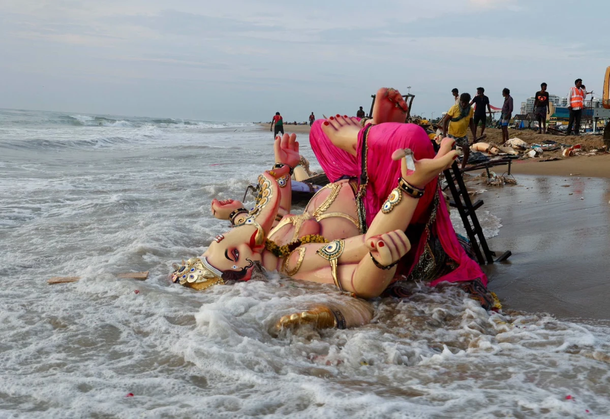 चेन्नई में गणेश प्रतिमा विसर्जन के बाद समुद्र तट पर जमा कचरे की सफाई शुरू