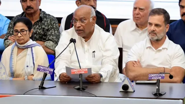 चुनाव आयोग के मुद्दों पर इंडिया गठबंधन की बैठक, राहुल गांधी-ममता बनर्जी समेत कई नेता शामिल
