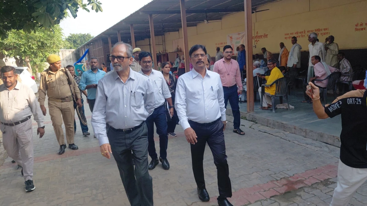 वृद्धाश्रम का किया निरीक्षण इस दौरान जिलाधिकारी ने वृद्धजनों से भी किया आत्मीय संवाद